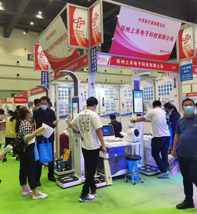 為客戶(hù)講解設備