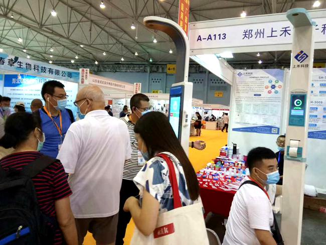 V20智能健康體檢一體機展會(huì )現場(chǎng)